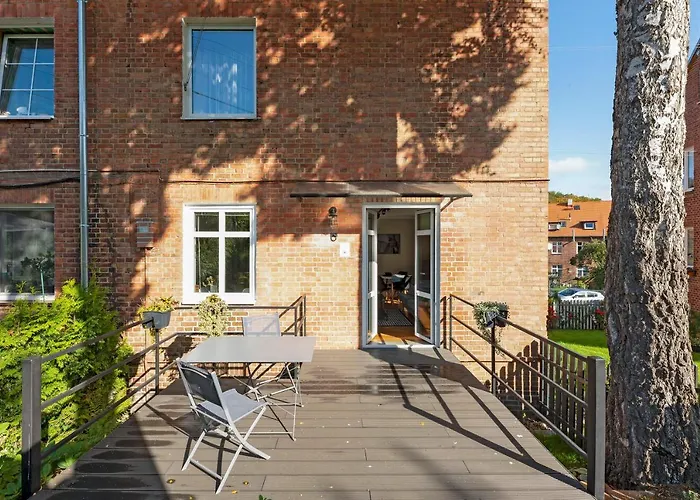 Grand - Entry - With Garden In Daire *